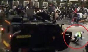 Tuntut Keadilan untuk Ojol Tewas, Massa Kepung Markas Brimob di Jakarta Pusat