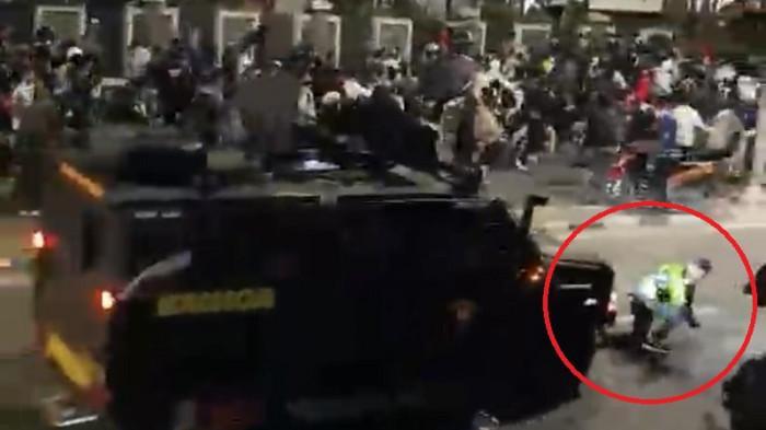 Tuntut Keadilan untuk Ojol Tewas, Massa Kepung Markas Brimob di Jakarta Pusat